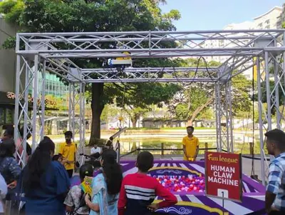 Human Claw Machine