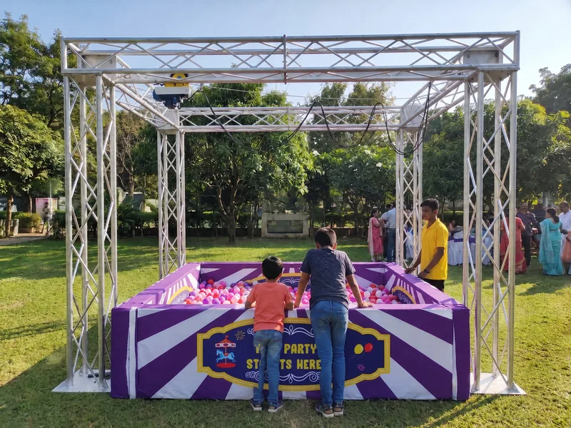 Human Claw Machine